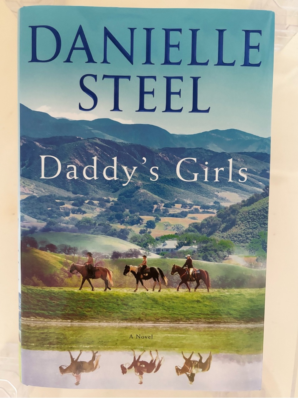 EUC Danielle Steel "Daddy's Girls" Hardcover Novel; MSRP $28.99